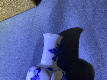 Cinq vases en porcelaine de Chine, la plupart en bleu et blanc, Kangxi